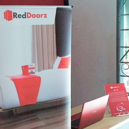 Hotel Reddoorz @ Simpang Lima Jupiter à Sorong Extérieur photo