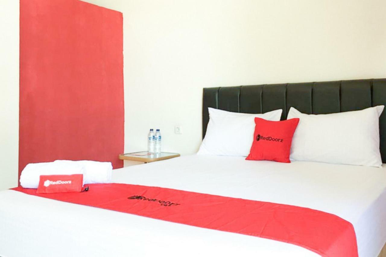 Hotel Reddoorz @ Simpang Lima Jupiter à Sorong Extérieur photo
