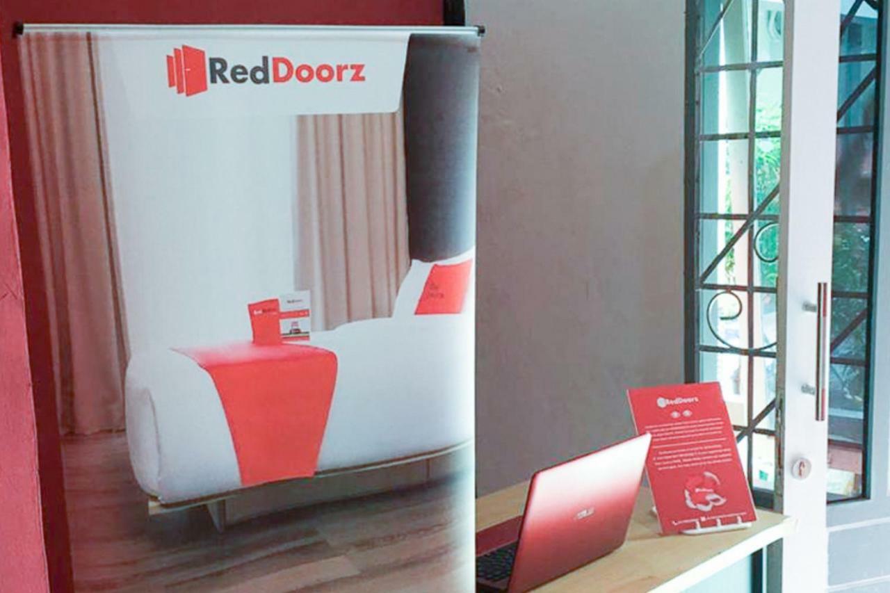 Hotel Reddoorz @ Simpang Lima Jupiter à Sorong Extérieur photo