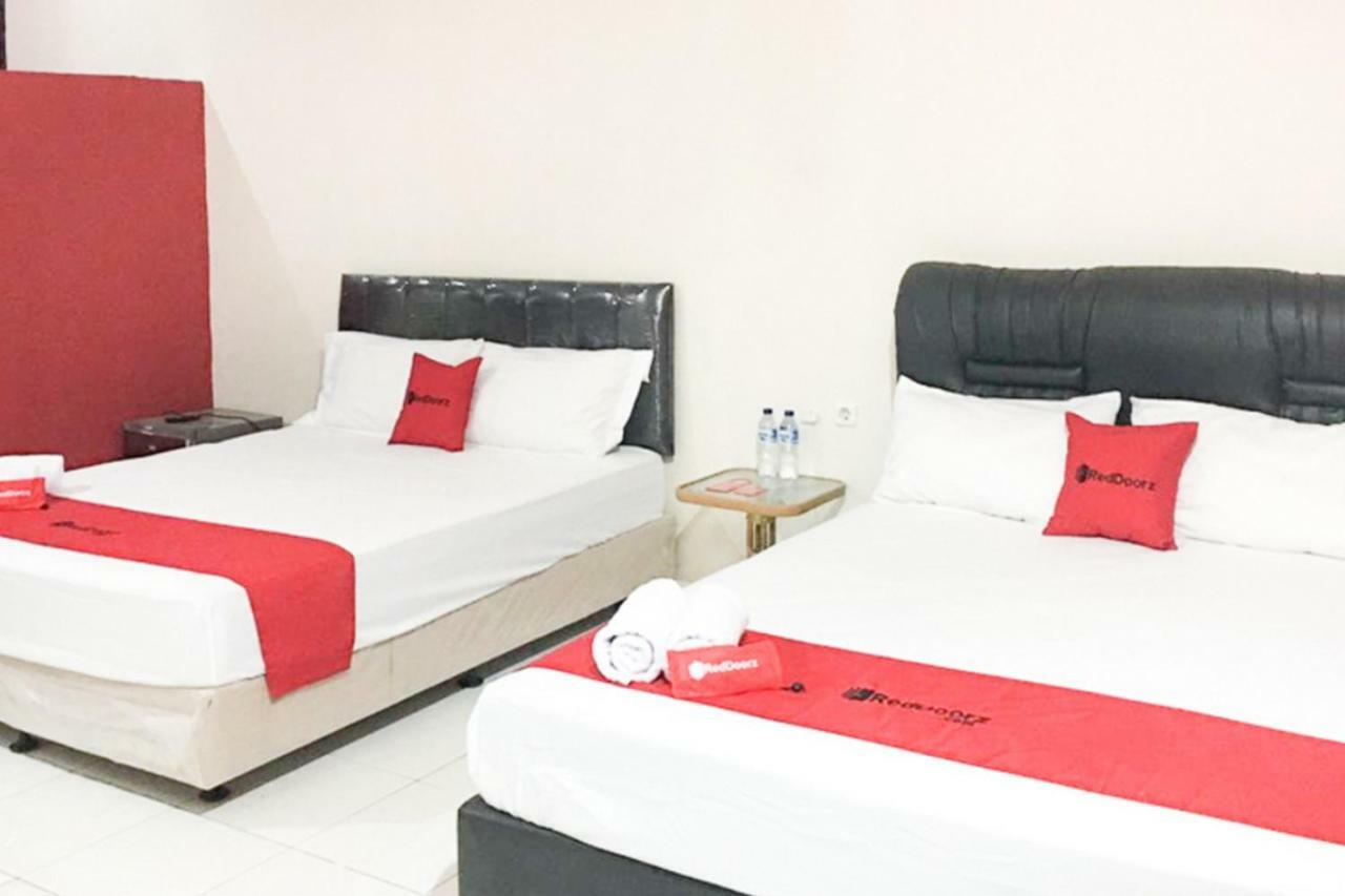 Hotel Reddoorz @ Simpang Lima Jupiter à Sorong Extérieur photo