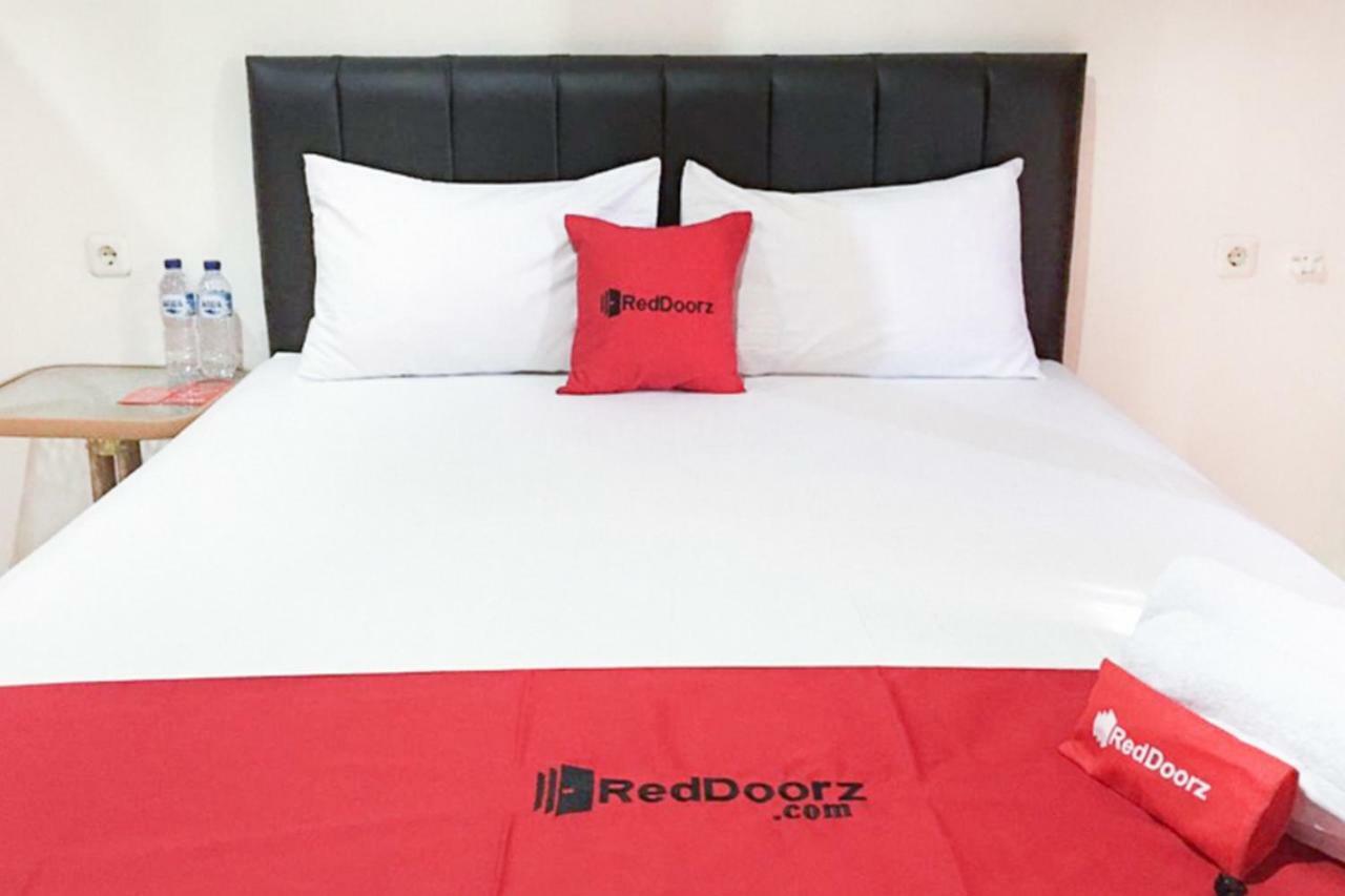Hotel Reddoorz @ Simpang Lima Jupiter à Sorong Extérieur photo