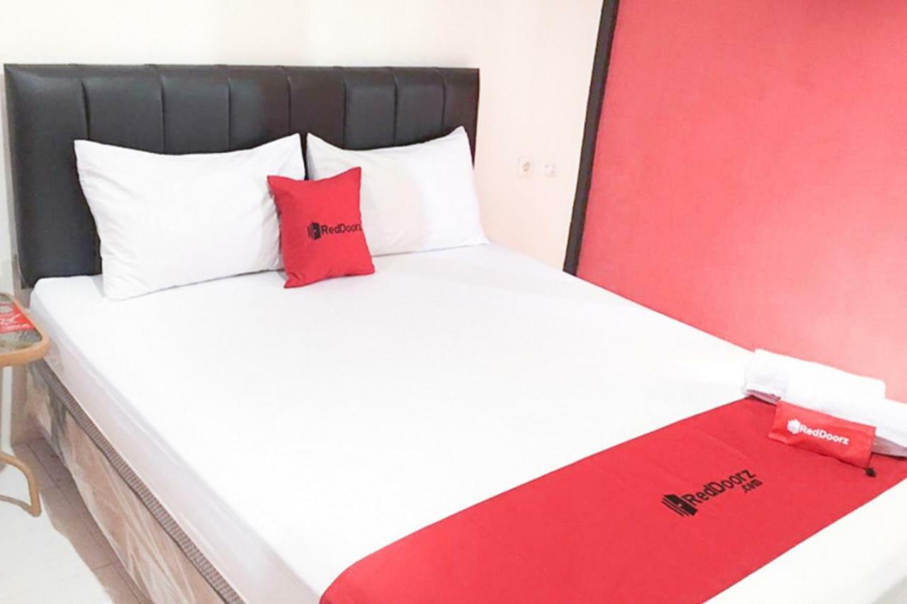 Hotel Reddoorz @ Simpang Lima Jupiter à Sorong Extérieur photo